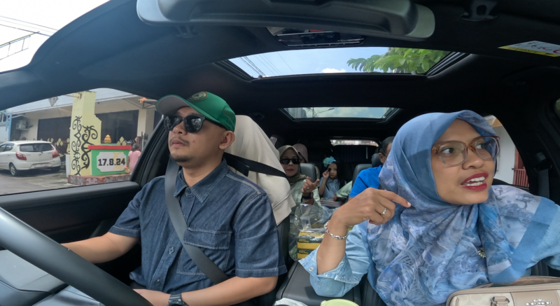 Tampilan suasana mobil Hyundai Santa Fe Hybrid, full penumpang